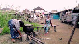 Comment la fille d’un cuisinier de village a rencontré un milliardaire en aidant sa mère à vendre