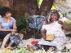 Elle aide et nourrit toujours une folle au bord de la route sans savoir que c’est sa mère :Nollywood